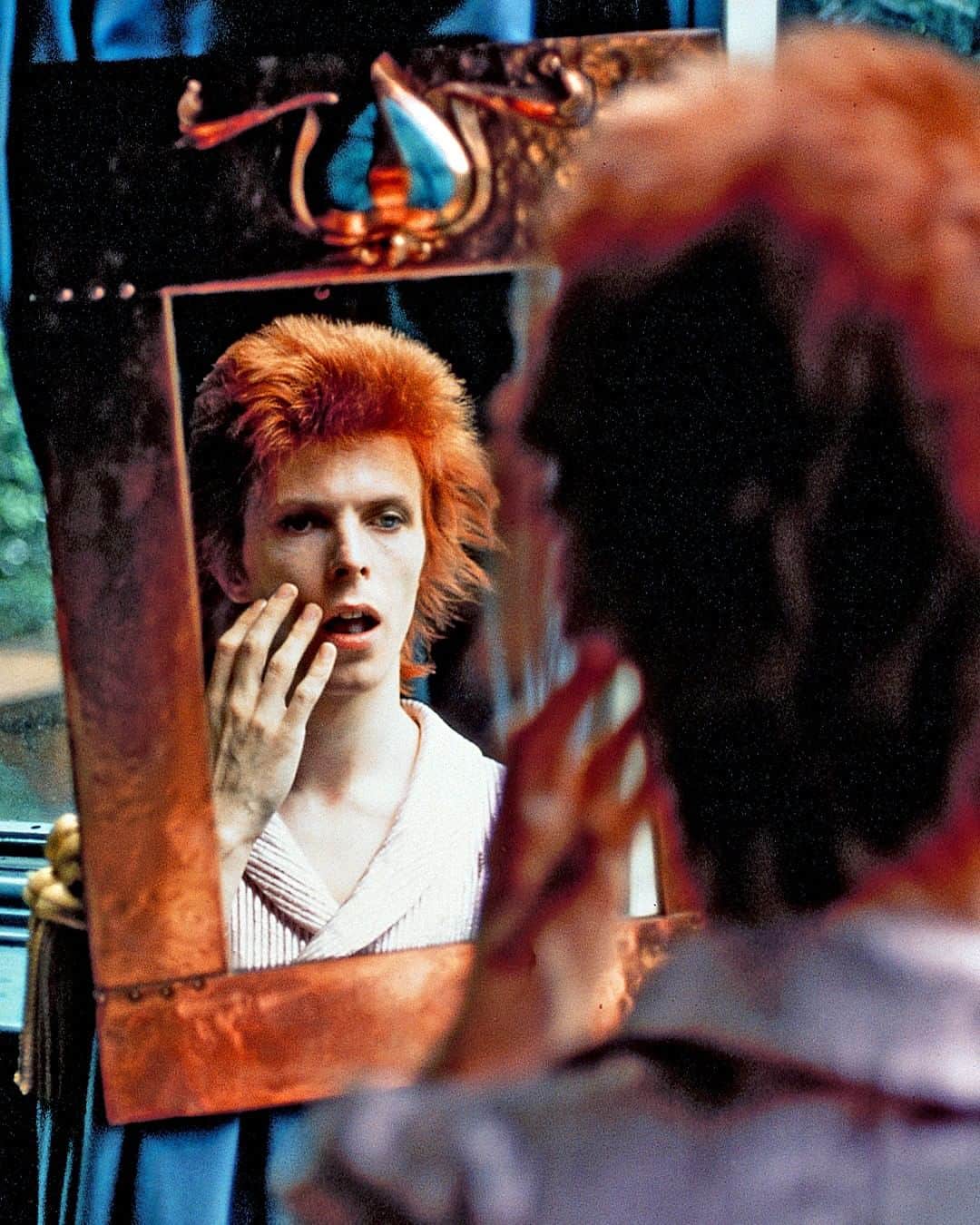 デヴィッド・ボウイさんのインスタグラム写真 - (デヴィッド・ボウイInstagram)「Ziggy at Haddon Hall by Mick Rock, 1972. Timeless.  #BowieReflections」8月6日 22時18分 - davidbowie