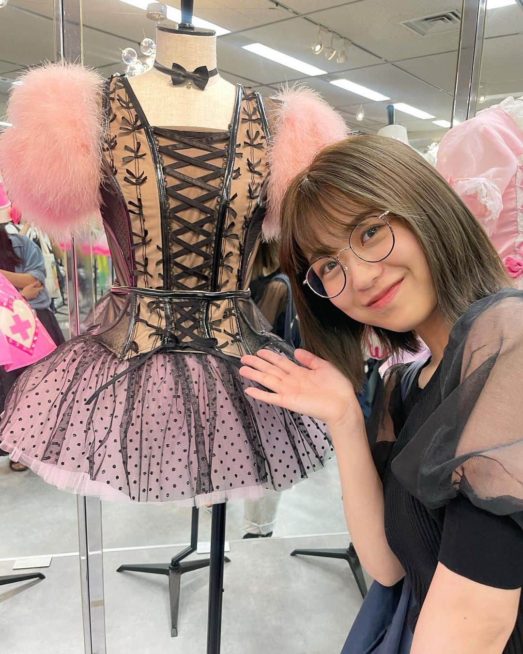 篠崎彩奈のインスタグラム：「. #AKB48大衣装展 にいってきました👗♡  わたしたちをいつも魔法にかかったようにキラキラアイドルにしてくれる衣装たち。 こんな素敵な衣装を着れていること 改めて幸せなことだなと思いました☺︎  8/8まで東京大丸で展示されているので 皆さんもぜひ観に行ってみてね〜♡」