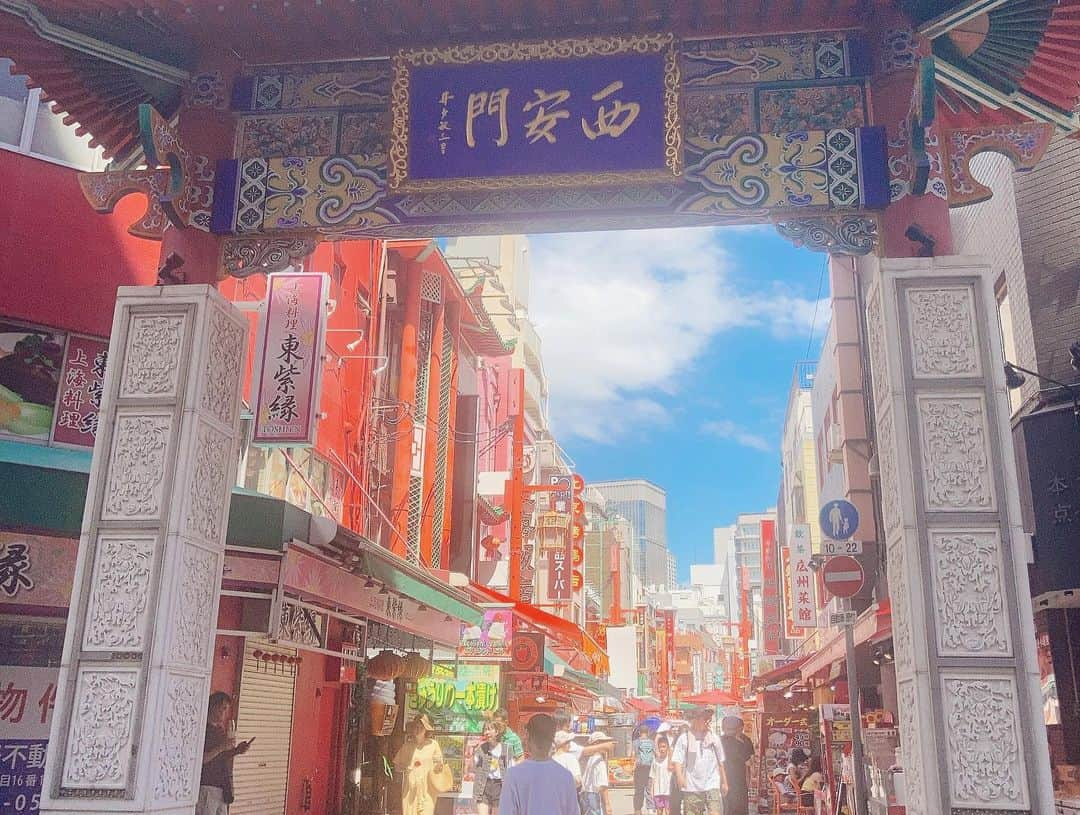 春奈芽衣さんのインスタグラム写真 - (春奈芽衣Instagram)「神戸旅日記🔖 .·  人生2度目の神戸！ メリケンパークと南京町、香櫨園に行きました🚶‍♀️  どうしてもモニュメントと写真が撮りたくて他の観光客の方と撮りあいっこしました☺️ありがとうございます❣️  南京町はすごい活気で人で溢れてた🐼♥️横浜の中華街と似ていてなんだか身近に感じた🥰  香櫨園のクッキーショップはTWICEのメンバーミナちゃんが思い出のお店と語っていて、1度は行ってみたかったからすごく嬉しい🍪 最高K-POP沼にズブズブの私です😂ライブは全落ちです笑笑笑  香櫨園で素敵な出会いもあったので、それは後日投稿しようかな☕️💓  神戸は不思議な街。 まるでずっと前から知ってたみたいな、親戚がいたかのような気のする街。(いません)  大好きな街です☺️💗 絶対また来よう✨  #trip  #japantrip  #sightseeing  #kobe  #merikenpark  #chinatown  #bluesky  #summer  #monument  #japanesegirl  #influencer  #南京町  #神戸  #神戸観光  #香櫨園」8月6日 22時22分 - harunamei_