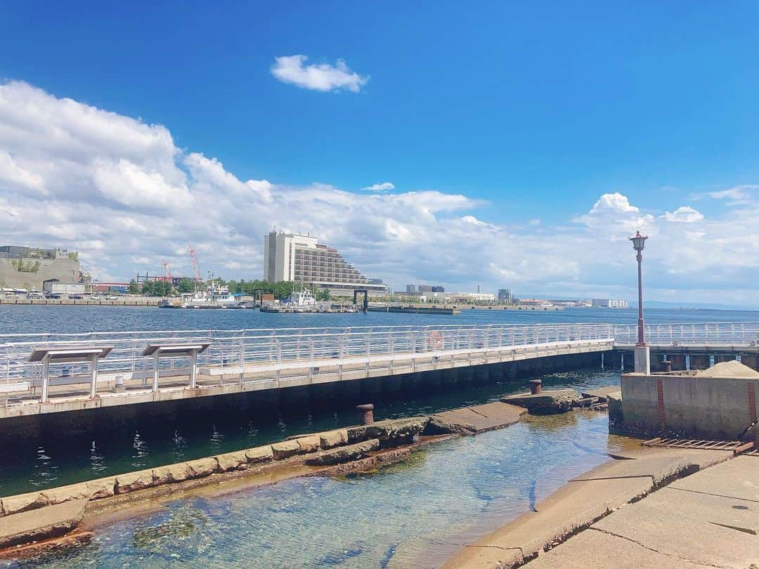 春奈芽衣さんのインスタグラム写真 - (春奈芽衣Instagram)「神戸旅日記🔖 .·  人生2度目の神戸！ メリケンパークと南京町、香櫨園に行きました🚶‍♀️  どうしてもモニュメントと写真が撮りたくて他の観光客の方と撮りあいっこしました☺️ありがとうございます❣️  南京町はすごい活気で人で溢れてた🐼♥️横浜の中華街と似ていてなんだか身近に感じた🥰  香櫨園のクッキーショップはTWICEのメンバーミナちゃんが思い出のお店と語っていて、1度は行ってみたかったからすごく嬉しい🍪 最高K-POP沼にズブズブの私です😂ライブは全落ちです笑笑笑  香櫨園で素敵な出会いもあったので、それは後日投稿しようかな☕️💓  神戸は不思議な街。 まるでずっと前から知ってたみたいな、親戚がいたかのような気のする街。(いません)  大好きな街です☺️💗 絶対また来よう✨  #trip  #japantrip  #sightseeing  #kobe  #merikenpark  #chinatown  #bluesky  #summer  #monument  #japanesegirl  #influencer  #南京町  #神戸  #神戸観光  #香櫨園」8月6日 22時22分 - harunamei_