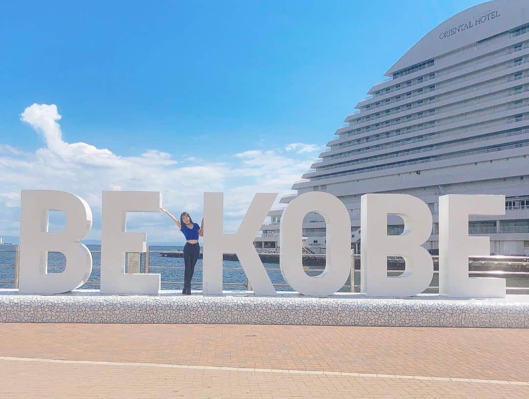 春奈芽衣のインスタグラム：「神戸旅日記🔖 .·  人生2度目の神戸！ メリケンパークと南京町、香櫨園に行きました🚶‍♀️  どうしてもモニュメントと写真が撮りたくて他の観光客の方と撮りあいっこしました☺️ありがとうございます❣️  南京町はすごい活気で人で溢れてた🐼♥️横浜の中華街と似ていてなんだか身近に感じた🥰  香櫨園のクッキーショップはTWICEのメンバーミナちゃんが思い出のお店と語っていて、1度は行ってみたかったからすごく嬉しい🍪 最高K-POP沼にズブズブの私です😂ライブは全落ちです笑笑笑  香櫨園で素敵な出会いもあったので、それは後日投稿しようかな☕️💓  神戸は不思議な街。 まるでずっと前から知ってたみたいな、親戚がいたかのような気のする街。(いません)  大好きな街です☺️💗 絶対また来よう✨  #trip  #japantrip  #sightseeing  #kobe  #merikenpark  #chinatown  #bluesky  #summer  #monument  #japanesegirl  #influencer  #南京町  #神戸  #神戸観光  #香櫨園」