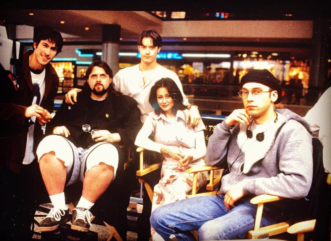 ケヴィン・スミスのインスタグラム：「Mallrats set photo, circa 1995. Look at the size of my calves. You can fit @jasonlee in one and @theshando in the other.」