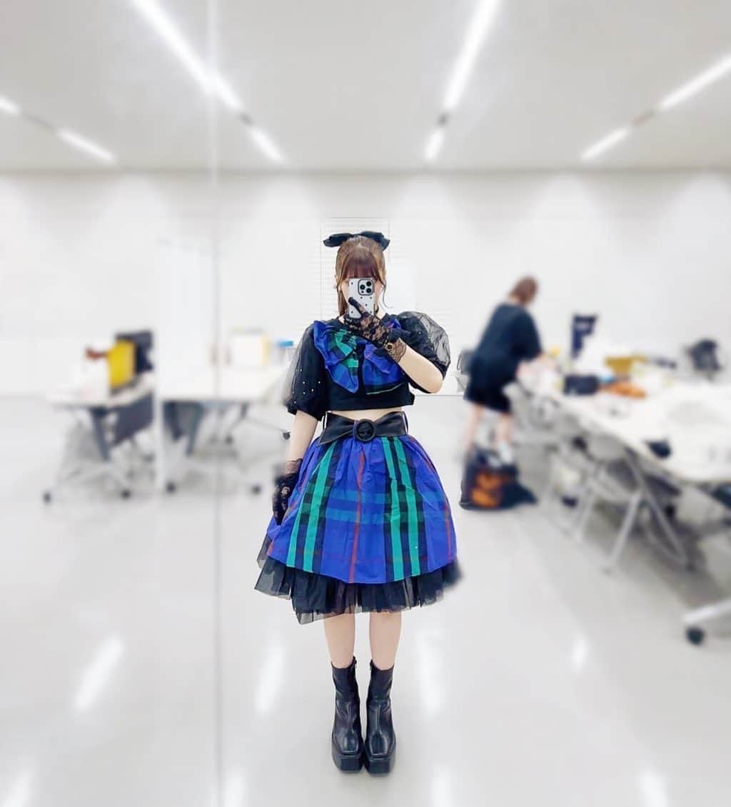奥村優希のインスタグラム：「六本木アイドルフェスティバルの カラオケコラボ用にリメイク衣装を作って頂いたよ💙🖤  @tomopy__  さん✨ ヤンジャングラビアの時にお世話になりました♡ またお会いできて嬉しかったです！  ありがとうございました☺️」