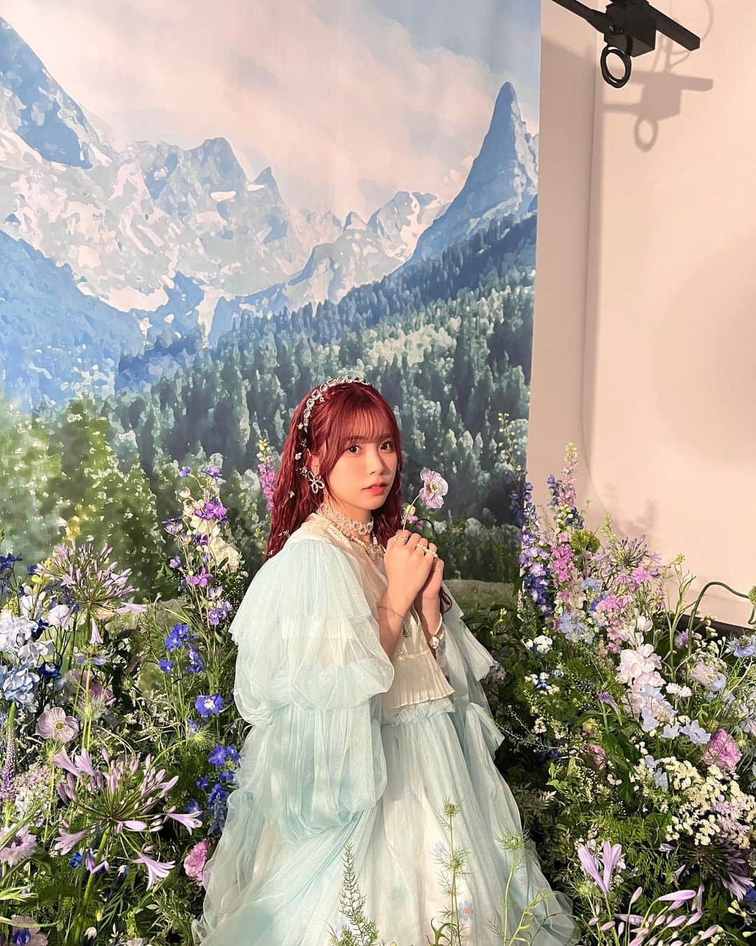 Liyuu（リーユウ）のインスタグラム：「💐4th Single「bloomin’」ジャケ写オフショ✨  もう8月に入って、今月リリースするんだね...！ 花に囲まれています🌸  MVも現在公開中ですので、曲と合わせてぜひ観てください！ ▶️youtu.be/Te3Vc43Cd1k  #liyuu_bloomin」