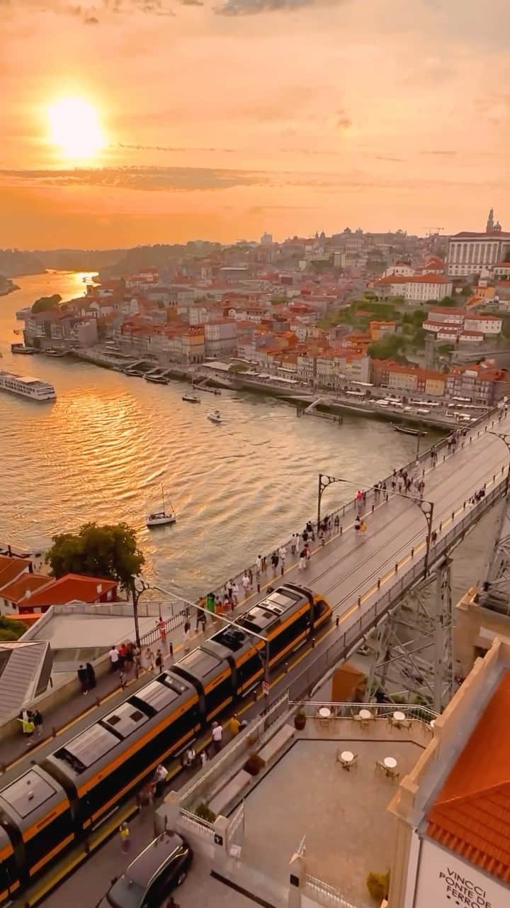 Wonderful Placesのインスタグラム：「@isa__m_ captured this magical golden hour in Porto - Portugal 😍😍 Have you ever been to Portugal? Tag who you’d go with!!! . 📹 ✨@isa__m_✨ 📍Porto - Portugal 🇵🇹  #wonderful_places for a feature ♥️」