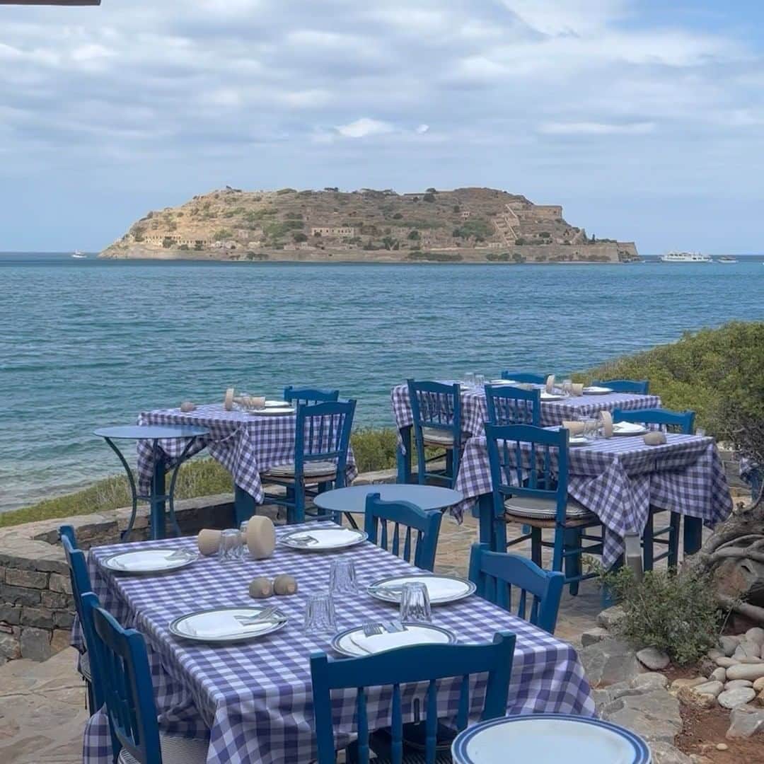 フィリップ・P・キーンのインスタグラム：「Do you know what's behind the "Blue Door" ? #bluedoortaverna #bluepalaceresort @bluepalaceresort.gr #hospitality #crete #gracious #delicious #serene @thebluedoortaverna #relaxing #scenic」