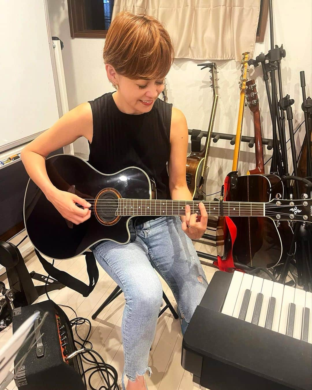 トムセン陽子のインスタグラム：「今日はWHITENOSEの次のライブに向けての決起集会＆プチリハでした🎸  更なる高みを目指して・・・  たくさんの方にご満足いただけるように、また今日から練習・練習！  がんばります。 応援お願いします🥰  #WHITENOSE #CHAGEandASKA #リスペクトバンド」