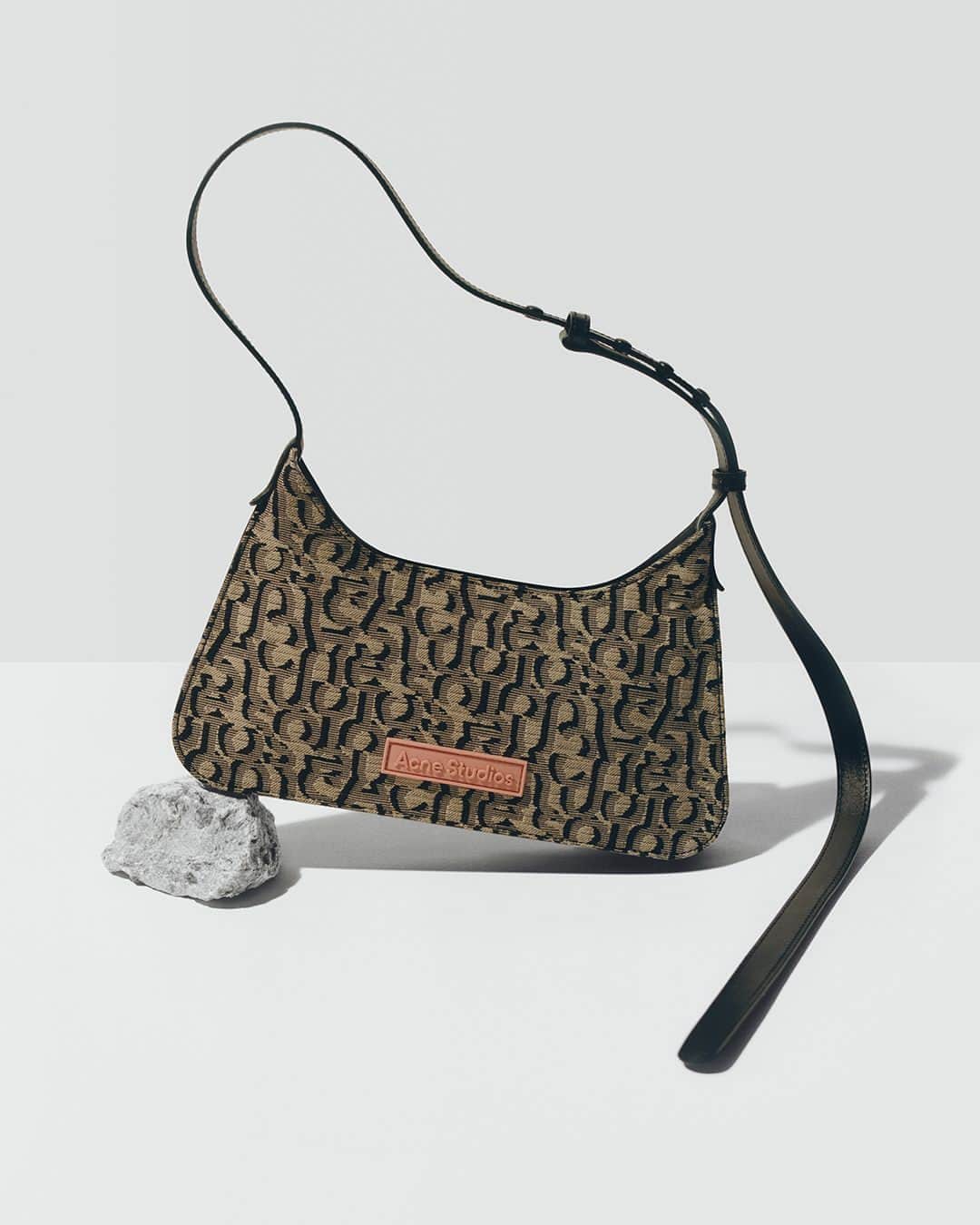 Acne Studiosさんのインスタグラム写真 - (Acne StudiosInstagram)「On edge, the #AcneStudios Platt bag animated in the ‘AS’ Monogram print. Discover the sculptural minimalistic bag, available now.⁣ ⁣ Photographer: #JeanMarieBinet (@JimBiners)⁣⁣ Set designer: #AliceKirkpatrick (@Alicekpk)」8月6日 22時50分 - acnestudios