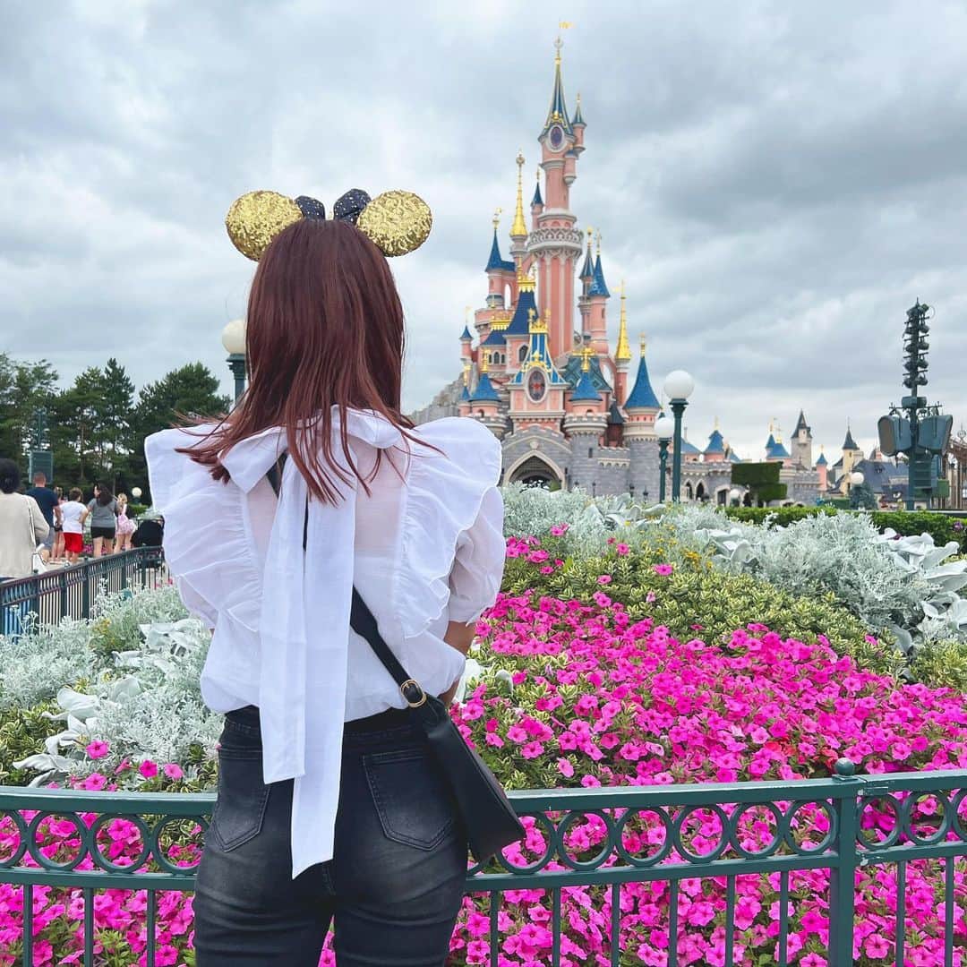 瑞稀ミキのインスタグラム：「♡パリディズニーの可愛いところ♡  1まいめ お城がピンク🩷眠れる森の美女🩷 ヨーロピアンで最高🩷これを見れただけで来た甲斐がある🩷  2まいめ お城に入れる🥺そしてステンドグラス🥺きれいすぎる🥺ありがとうございます🥺  3まいめ 例のシーンまで🙏これはこれはご丁寧に🙏命の大切さを身をもって感じます🙏  4枚目 お菓子の量り売り🍬最高が約束されている🍬溶けるの怖いのと、高いのと(1€＝161円)、日本にもあるものも多かったのでやらなかった私をお許しください🍬  5枚目 ミキミニ尊い🫶はあ🫶これは見ればわかります🫶感謝です🫶  パリの思い出無計画に色々載せててすみません🪄 パリディズニーの真横にウォルトディズニーパークというのもあり、まーじ素敵すぎたので そちらもまた載せますわ🏰」