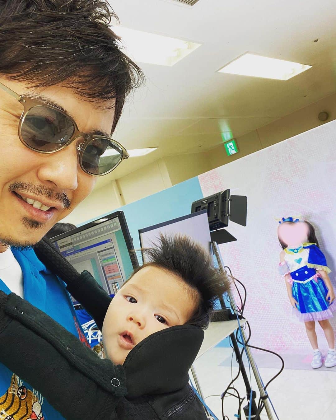 藤原一裕のインスタグラム：「今日は長女のプリキュア沼にお付き合い。  なりきり具合に次女もびっくり顔😮  #プリキュア #沼 #長女 #次女 #姉妹」