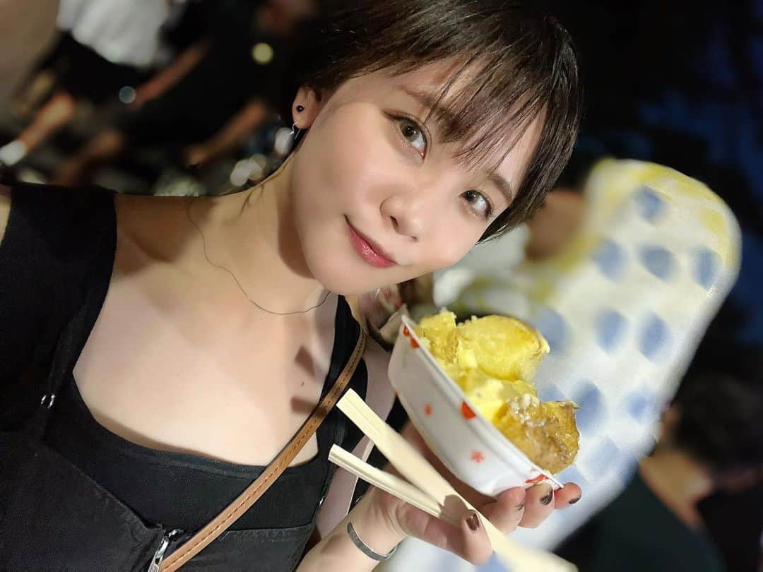 西沢幸奏のインスタグラム：「祭りじゃー！じゃがバターじゃー！ 小躍りしたくなる美味しさ 最高です  #exina #shienanishizawa #singer #matsuri #祭り #西沢 幸奏 #じゃがバター」