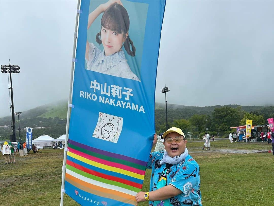 カメオさんのインスタグラム写真 - (カメオInstagram)「山梨県山中湖に私立恵比寿中学のファミリー遠足、通称ファミえんを見に行きました！ 同期4人、バチョフヤスエダりょうじとカメオです！！ めっちゃ楽しかった！夏させてもらいました！ エビ中のライブ初めて行きましたけど本当に最高でした！ #ファミえん  #私立恵比寿中学 #エビ中 #山中湖」8月6日 22時46分 - kameo_soysauce