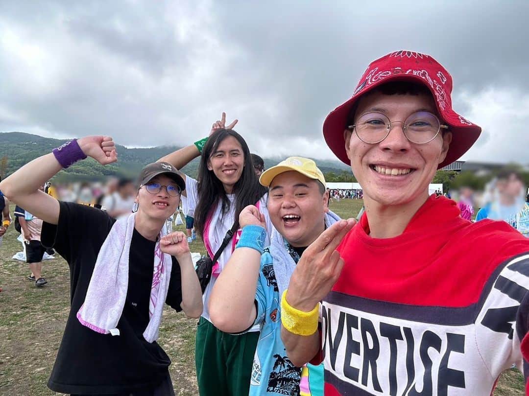 カメオのインスタグラム：「山梨県山中湖に私立恵比寿中学のファミリー遠足、通称ファミえんを見に行きました！ 同期4人、バチョフヤスエダりょうじとカメオです！！ めっちゃ楽しかった！夏させてもらいました！ エビ中のライブ初めて行きましたけど本当に最高でした！ #ファミえん  #私立恵比寿中学 #エビ中 #山中湖」