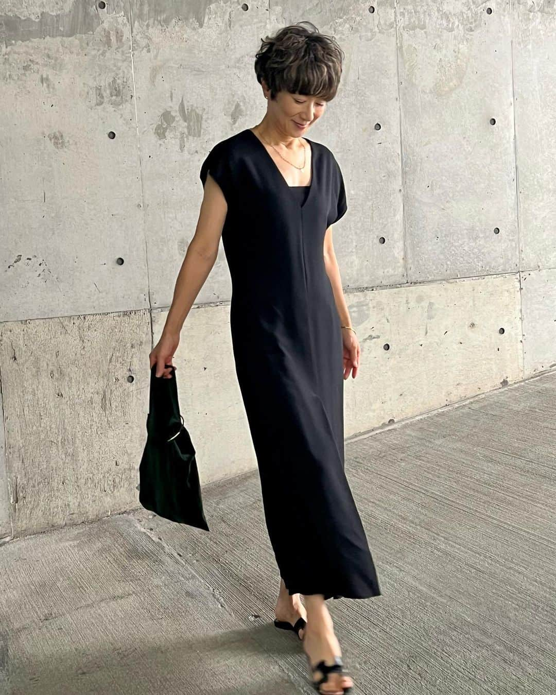 黒田知永子のインスタグラム：「. 今日は鰻をたべました！ 夏は鰻だ〜🩶 美味しかった☺︎  LANVINのオールインワン☺︎ 下にブラウスやニットを合わせて着たり、夏場はそのまま着たり、色々楽しんでます🩶  all-in-one… @lanvin  前のものです bag… @lereth__paris  sandal… @hermes   📣📣📣 8/5 @stand_fm 更新しました！ @stand_fm のアプリからかプロフィール欄のリンクツリーから聞くことができます。 お時間のある時にぜひ聞いてくださいね☺  #standfm  #黒田知永子のchikoplusチャンネル  #ラジオでおしゃべり  #黒田知永子 #chiekokuroda」