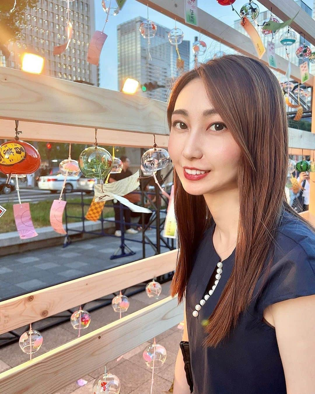 尾崎ありさのインスタグラム：「丸の内から涼しげな音🎐🎐🎐 すいかとだるまの風鈴可愛かったな〜❤️ ⁡ 今年は色んなお祭りや花火大会が数年ぶりに開催されて嬉しいよね☺️ ⁡ ⁡ #縁日 #お祭り #祭 #風鈴 #夏 #まつり #夏祭り#イベント #夏 #写真撮ってる人と繋がりたい #写真好きな人と繋がりたい #ポートレート #写真 #撮影  #東京大回廊 #東京観光 #東京散策 #女子旅 #japantrip #国内旅行 #丸の内 #東京駅 #千代田区 #東京 #marunouchi #イベント #千代田区観光インフルエンサーpr投稿コンテスト #東京女子部 #千代田区観光 #千代田区観光協会 #江戸風鈴 @chiyoda_city_pr」