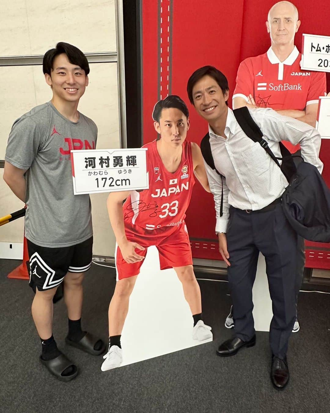 田中毅のインスタグラム：「. ホーバスJAPANが来社した週末🏀  日テレの入り口には選手の皆さんのパネルを 置かせて頂いているんですが、 PGの河村勇輝選手がサインをして下さいました。 先日のニュージーランド戦で 怪我から約2ヶ月ぶりに実戦復帰。 早速、ため息の出るような素晴らしいプレーの連発で 観客を魅了してくれました。 ワールドカップでのご活躍も楽しみにしております！  #w杯まであと19日  #日本の至宝  #pg #ポイントガード #司令塔 #ゲームメイク  #河村勇輝 選手」