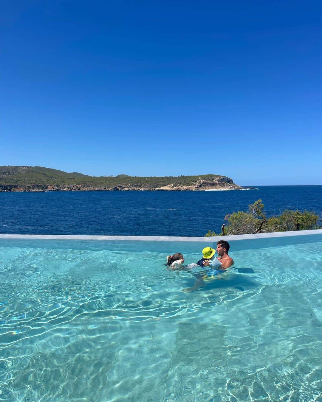 セルジ・ロベルトさんのインスタグラム写真 - (セルジ・ロベルトInstagram)「Family time 💙🌊」8月6日 22時55分 - sergiroberto