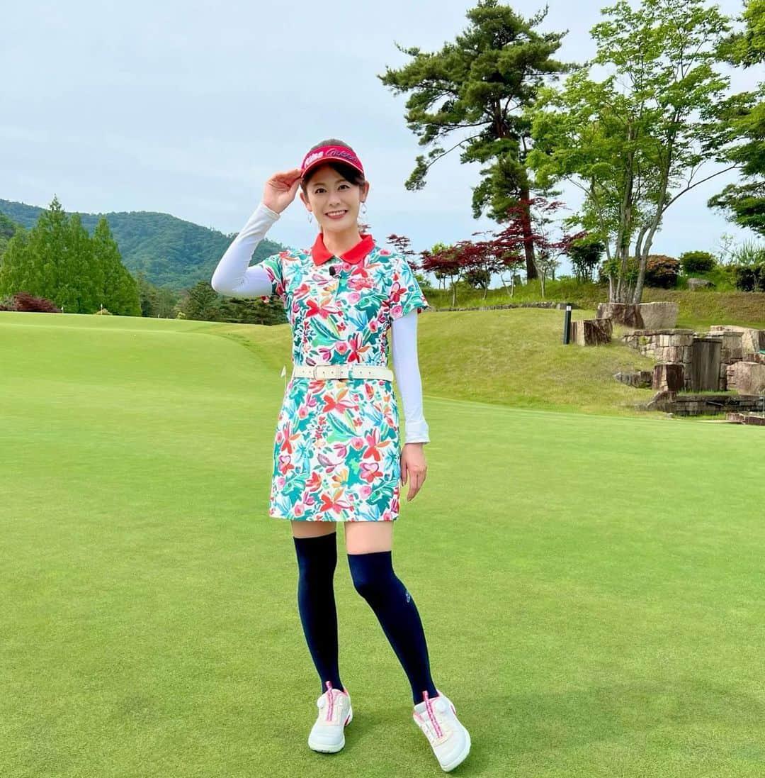 徳原恵梨のインスタグラム：「今回の衣装🏌️‍♀️❤️ ⁡ ⁡ @kissonthegreenの花柄セットアップは夏にピッタリ！💐グリーンに映えますよ〜😊🌺 ⁡ ⁡ ゴルフシューズは　@worldgolfjp で販売中のFILAゴルフ👟❤️ 柄物ウェアにも合わせやすい〜🏌️‍♀️✨ ⁡ ⁡ ⁡ #原田伸郎のめざせパーゴルフ #ゴルフ #ゴルフ女子 #ゴルフ男子 #女子ゴルフ #golf #パーゴルフ #ゴルフ番組  #ゴルフ大好き #ゴルフ好き #スコアアップ #ゴルフレッスン #ゴルフウェア #レディースゴルフウェア #ラウンド #ゴルフ場  #ゴルフコーデ #kissonthegreen #キスオンザグリーン #golfwear #花柄 #セットアップ #バイザー #スカート #ワールドゴルフ #ゴルフスパイク #ゴルフシューズ #FILA #フィラ #徳原恵梨」