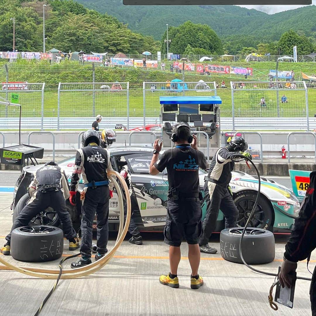 はにゅんさんのインスタグラム写真 - (はにゅんInstagram)「SUPER GT Rd.4 富士450km 8/5,6🗻 酷暑の中、2日間ありがとうございました！ レースクイーン大賞が終わってから初めてのGTだったので、 たくさんの方にお声掛けいただき、嬉しかったです🫶🫶  48号車は21番手でチェッカーを受けました！ 炎天下から大雨まで、天気が安定せずドキドキした レースでしたが無事完走しました。 ラストは激しいレース展開で見応えのある決勝レースでした🙌🏻   皆さん、湯船に浸かってゆっくり休んでねっ 次戦GTは8月末の鈴鹿戦です！ . .  #SUPERGT #スーパーGT #GT300 #NILZZRacing  #フロンティアキューティーズ #レースクイーン #Nissan #nismo  #日本レースクイーン大賞 #富士スピードウェイ」8月6日 23時08分 - hanyu_nanoka_