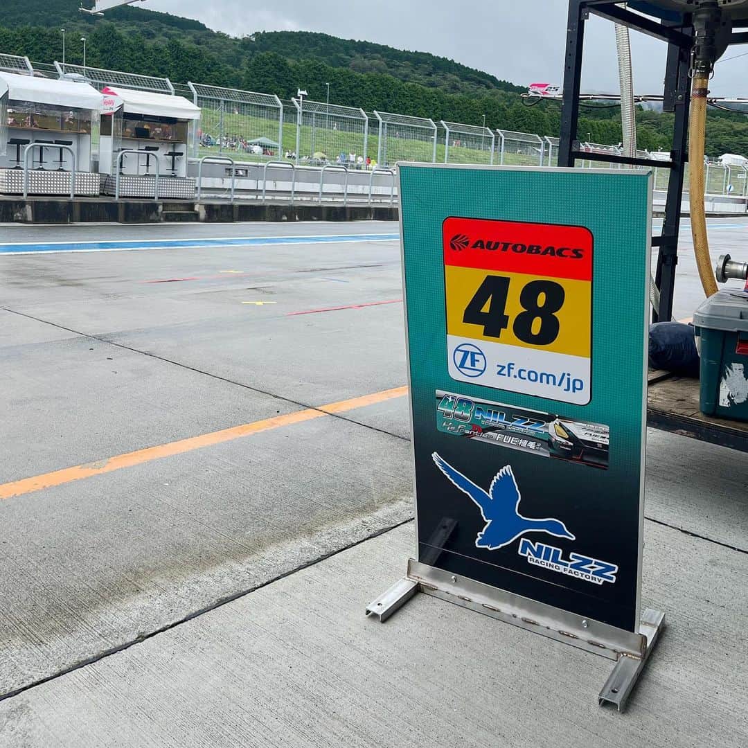 はにゅんさんのインスタグラム写真 - (はにゅんInstagram)「SUPER GT Rd.4 富士450km 8/5,6🗻 酷暑の中、2日間ありがとうございました！ レースクイーン大賞が終わってから初めてのGTだったので、 たくさんの方にお声掛けいただき、嬉しかったです🫶🫶  48号車は21番手でチェッカーを受けました！ 炎天下から大雨まで、天気が安定せずドキドキした レースでしたが無事完走しました。 ラストは激しいレース展開で見応えのある決勝レースでした🙌🏻   皆さん、湯船に浸かってゆっくり休んでねっ 次戦GTは8月末の鈴鹿戦です！ . .  #SUPERGT #スーパーGT #GT300 #NILZZRacing  #フロンティアキューティーズ #レースクイーン #Nissan #nismo  #日本レースクイーン大賞 #富士スピードウェイ」8月6日 23時08分 - hanyu_nanoka_