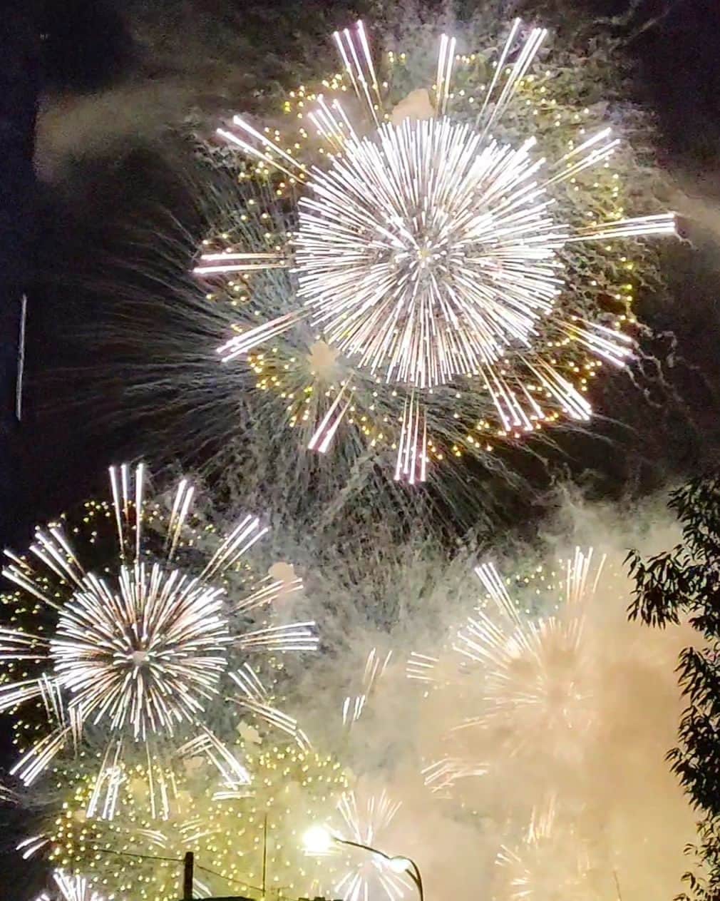 林智美 さんのインスタグラム写真 - (林智美 Instagram)「打ち上げ花火って、 こんなにグッとくるものだったんだ  ってことを思い出せて嬉しかったので、 昨日は人混みや酷暑に多少、寛大でいられました。 ありがとう花火！！  #淀川花火大会 #花火大会 #花火 #打ち上げ花火 #今年いちばん夏らしかった出来事」8月6日 23時08分 - h_tomomi_i