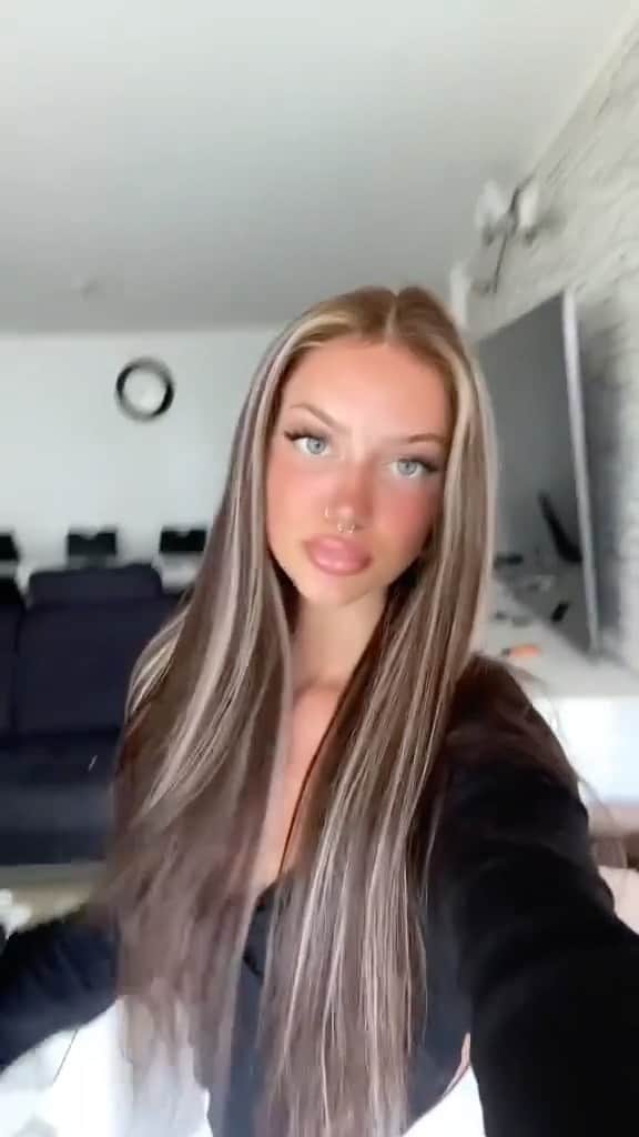 SHEINのインスタグラム：「@vivienwagnerx's wig is laid & slayed 🔥🔥🔥  🔎 10327449  #SHEIN #SHEINforAll #SHEINstyle #fashion #chic #saveinstyle #WigGoals」