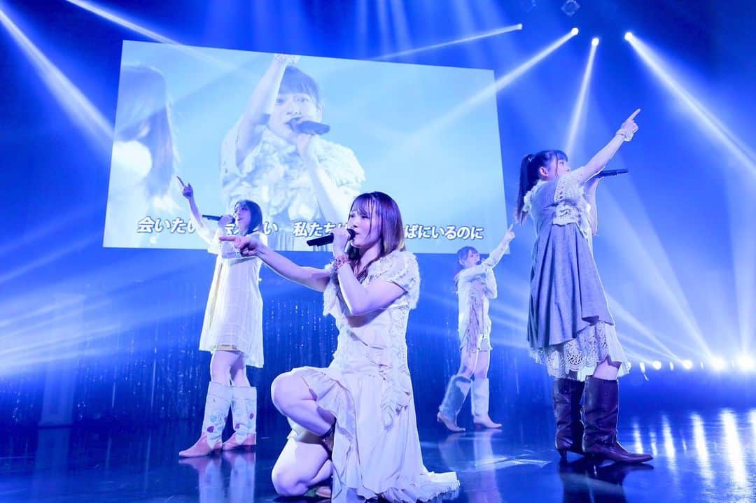 AKB48 Officialさんのインスタグラム写真 - (AKB48 OfficialInstagram)「#AKB現チームファイナルコン  #チーム４笑顔になるなるコン 💛🌻  ご来場・ご視聴ありがとうございました🌈✨  倉野尾チーム4らしい彩り豊かなパフォーマンスで、熱いステージを繰り広げました💃❤️‍🔥  現チームファイナルコン 全4公演のアーカイブは Huluで9月3日までご視聴いただけます👀 ぜひ何度でもお楽しみください💕  #倉野尾チーム4  #倉野尾なるなるチーム4  #AKB48 #AKB」8月6日 23時05分 - akb48