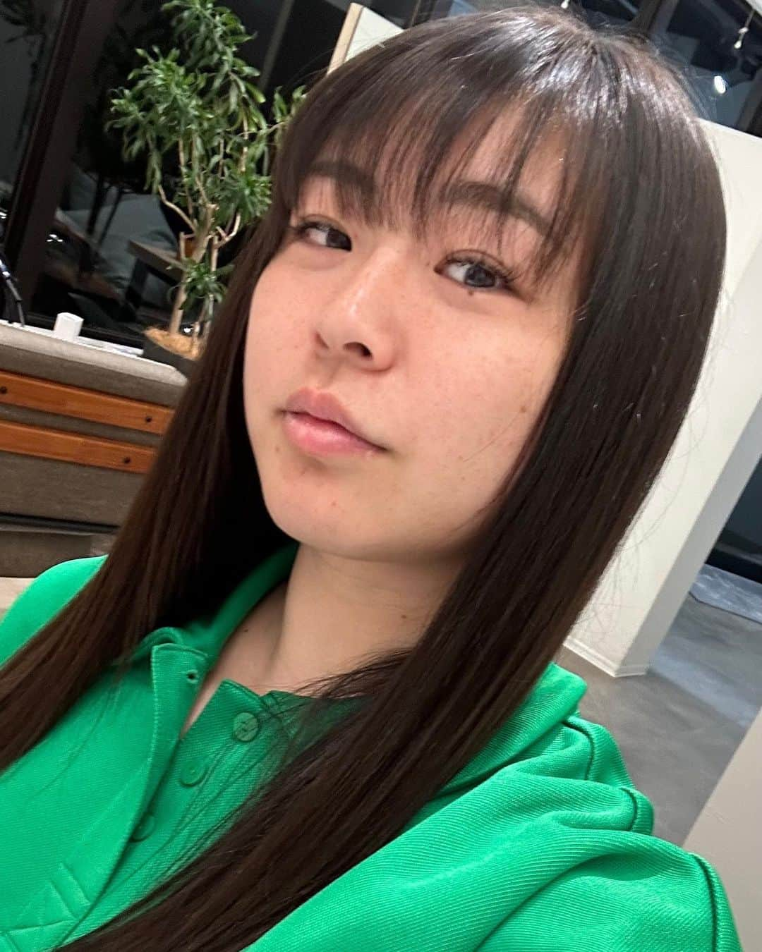 植草歩のインスタグラム：「めっちゃ久しぶりに美容室いった💇‍♀️✨ 小学校、中学校って仲良しだった健太には いつも夏合宿明けにやってもらってる気がする😂 すっぴんジャージで行けちゃう楽な感じが良いね 小学生のときに癖毛をずっと馬鹿にされてて 健太か美容師になったらサラサラにしてと言ってたことが 実現できた！ありがとう〜🫰🏻💗 サラサラ嬉しい🫧」