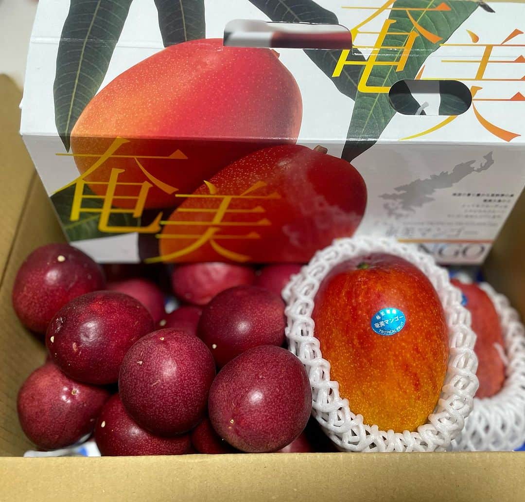 一三さんのインスタグラム写真 - (一三Instagram)「シマぬ(#奄美大島 の)，#おっかん らが(#母 から)送られりてぃきょーた  #マンゴー とぅ#パッションフルーツ  #ありがっさま(#ありがとう)  #奄美 #amami #フルーツ #fruits #mango #passionfruits」8月6日 23時07分 - ichizou.co.jp