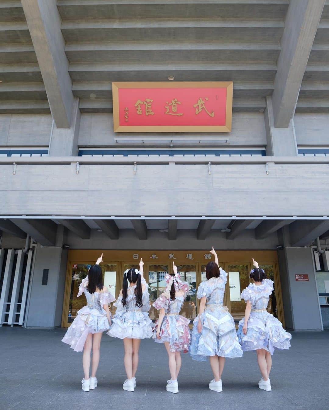 宇咲さんのインスタグラム写真 - (宇咲Instagram)「【日本武道館に立ちます。】  2024年3月14日  #ババババンビ ワンマンライブ at日本武道館決定！  #TIF2023 素敵ステージ、 豪華なアイドルさんと一緒に出演させていただけて本当に嬉しかったです。  そして私たちから重大発表をさせていただきました。   #ババババンビ この５人で 武道館に立ちます。  グループ結成当初 宇咲とさえちゃんが加入する前からずっと言っていた目標の武道館。  ついに、ついに、決まりました。  「 #ババババンビ の目標は武道館です！」 私も何度も取材などでそう答えてきました。  けどこれは手に届くであろう簡単な目標だと思ったから言っていたのではなく、まだアイドルとして未熟な私たちにとって凄く高くて厳しくて難しい遠すぎる目標、だけどみんなと一緒に叶えたい！！！と強くて思っていた目標の日本武道館でした。  私は、#ババババンビ と出会うまで武道館に立つなんて夢にも思っていなかった考えもしていなかったです。  それくらい武道館は大きくて遠い存在でした。 このグループに加入して、みんなと一緒に一つずつ色んなことを叶えることができました。  ずっと夢だったグループでの冠番組がスタート、 アイドル総選挙初代グランプリ、中野サンプラザSOLDOUT、TDCホールSOLDOUT、グループとして勢いがついてきたかな、そんな時…突然のメンバーが2人卒業。  この先どうなるのか、凄く不安にもなったし、武道館がさらに遠くなった…もう叶えることは難しいのかもしれない。そうみんなにも思わせてしまってた。  けどこの2ヶ月、自分達が出来ることをずっと考えてた、5人で何度もミーティングもして、時には深夜3時を超える時もあったり。  私たちのずっと言い続けてきた目標、武道館。  これは私たち1人1人の夢と目標だから、私達が諦めない限りは目指していいんだって、メンバー5人で諦めない限りはみんなに応援してもらっていいんだって。  みんながいてくれたから、 みんなと一緒だから目指すことが出来てます。  いつも本当にありがとう。  そして、これからの #ババババンビ にもついてきてください。 ついてきてほしいです。  武道館までの7ヶ月間、そこにふさわしいグループに、アイドルになれるように。私、そして私を含むメンバー5人で全力で頑張ります。  この日は 絶対に絶対に生でライブをみにきてほしいです。  そう何度も簡単に立てる場所じゃない、だから本当に最初で最後の気持ちで立つ！  最初で最後って解散ってことじゃないからねっ！  いままでで一番！ キラキラと輝く宇咲と #ババババンビ をみにきてほしい！！   これからも、この先も、ずっと！よろしくね！」8月6日 23時09分 - usa_usa0427