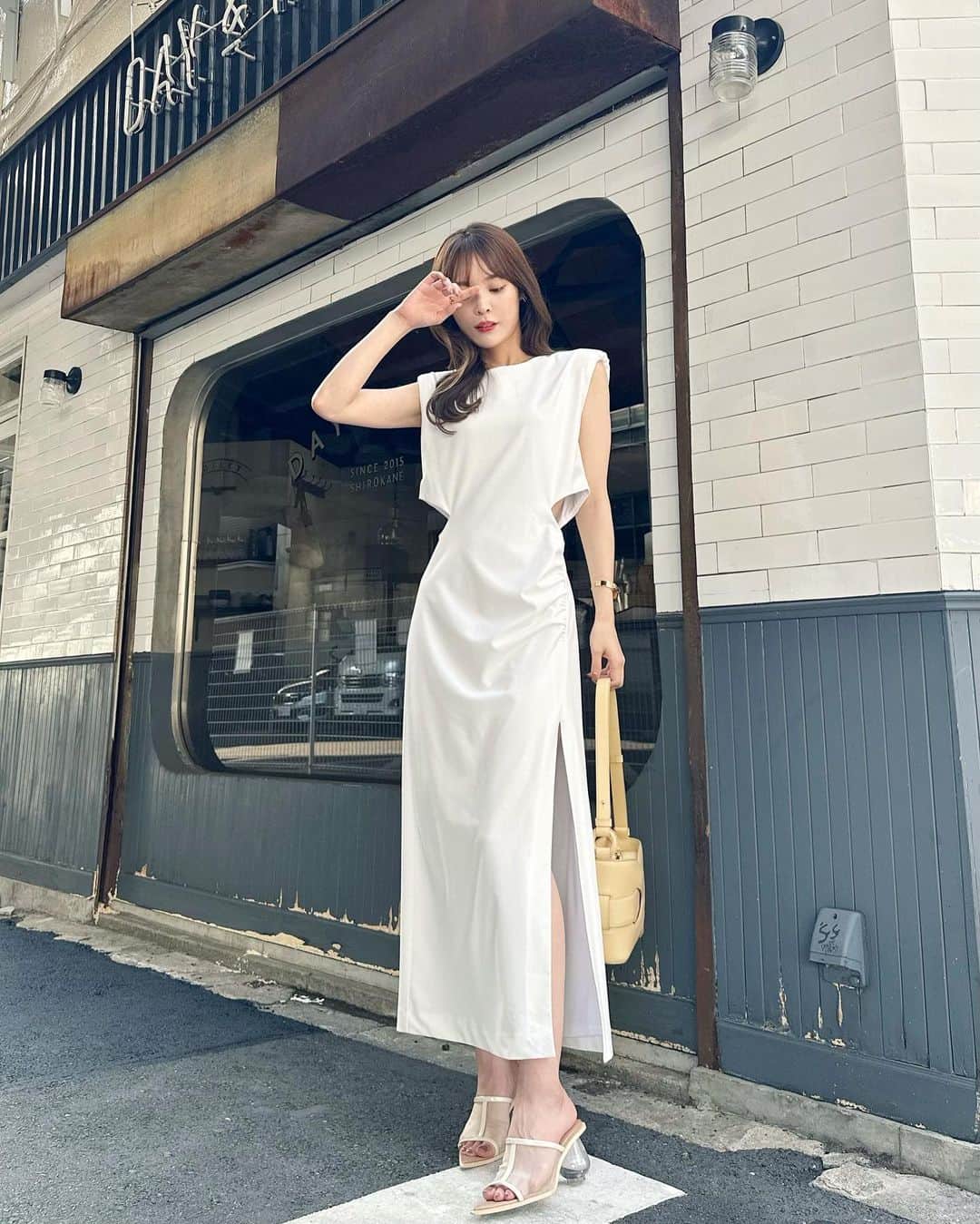 磯田 ひかる(Hikaru Isoda) のインスタグラム：「こんばんは🫶 週末楽しく過ごせましたか〜？🤍  私はお祭り行ったり、お買い物したりジムに行きました🛍  この日着ていたZARAのワンピースはストーリーに載せたらたくさん反応をいただいたもの💞  サイドがカットアウトされていて可愛い、、、 YouTubeでも紹介しているのでぜひチェックしてみてください🥰  【着用アイテム】 Dress @zara  カットアウトディテール入りミディ丈ワンピース XS 8,590 JPY  Bag @polene_paris  Nodde ¥61,000  ------------------------------ picaru：162cm / 骨格ウェーブ 1st ブライトスプリング 2nd ブライトサマー  大人可愛いスタイルアップコーデ ヘアメイクを合わせた トータルスタイリングを提案🤍  不定期にストーリーで ファッションお悩み相談募集中🥰 ------------------------------  他の投稿を見る→【@picaruuu】」