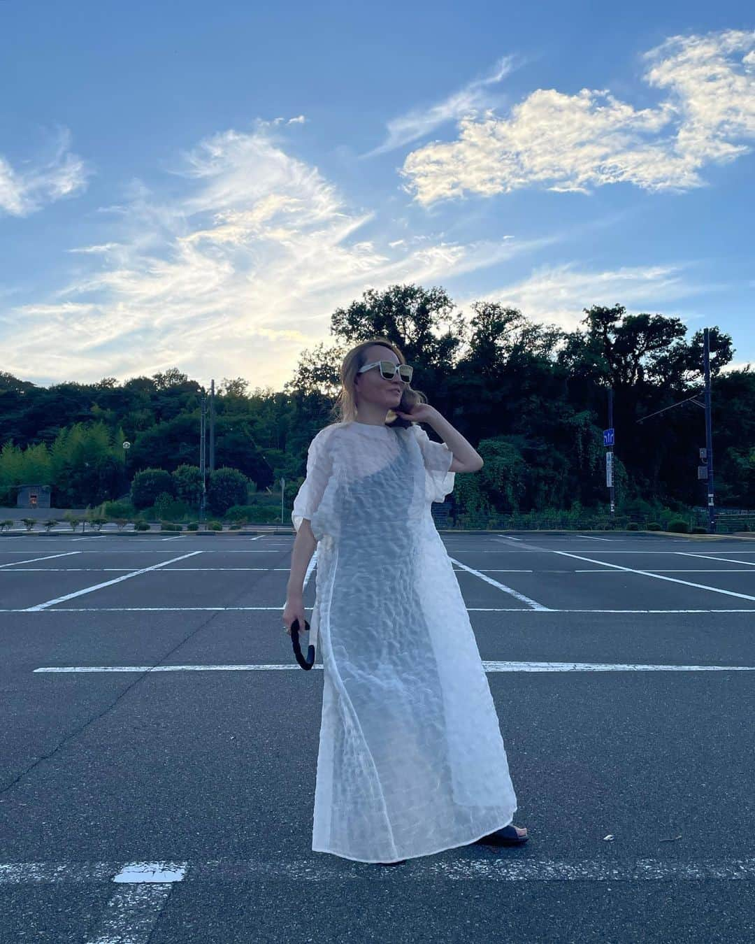 森田えりかのインスタグラム：「夏の夕焼け。 海からの帰り道🏖️  ⬆️Gown @ludlow_official  ⬇️Leggings @balenciaga  👞➡️Shoes @arts_and_science」