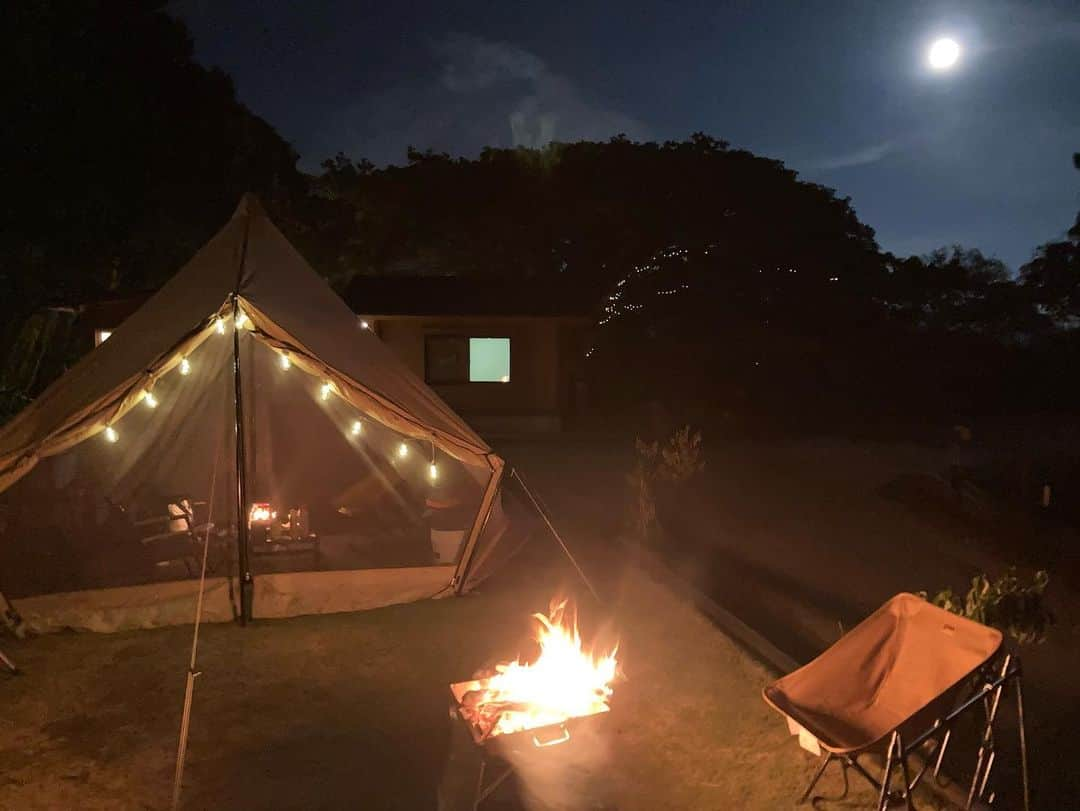 内田絢子さんのインスタグラム写真 - (内田絢子Instagram)「わーい、念願のキャンプ🏕️ めちゃくちゃ楽しかった！！  今年の七夕の短冊の願いに『この夏、キャンプに行けますように☆』と書いたら、その短冊を見た友人が『うっちーの七夕の願いを叶えてあげる☆』と、なんと、キャンプに連れて行ってくれました！（喜）  淡路島でバーベキューして、ひまわり畑を散歩して、夜は星空を眺めながら、夏の大三角形探し☆星がすごく綺麗で、ホロ酔いで夜空を眺めると、謎の三角形もいっぱい見えてきて、大はしゃぎ！！笑  朝は芝生の上でヨガをして、ホットサンド作って、コーヒーを淹れて、朝ごはん。  大自然の中で、太陽の動きを感じながら、のんびり過ごす時間、本当に贅沢だった。すごくリフレッシュできた。ありがとう♡  #キャンプ #淡路島キャンプ #mountlake #朝ヨガ #ホットサンド #夏の思い出」8月6日 23時13分 - uccijun