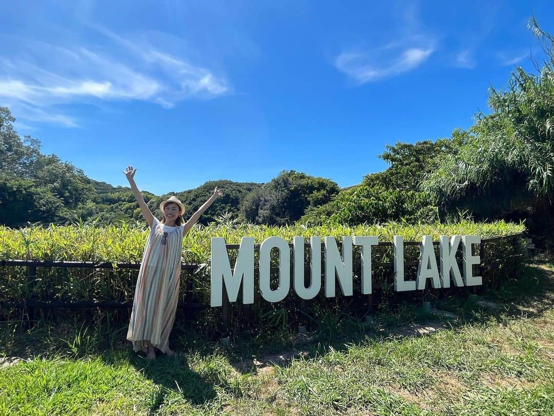 内田絢子のインスタグラム：「わーい、念願のキャンプ🏕️ めちゃくちゃ楽しかった！！  今年の七夕の短冊の願いに『この夏、キャンプに行けますように☆』と書いたら、その短冊を見た友人が『うっちーの七夕の願いを叶えてあげる☆』と、なんと、キャンプに連れて行ってくれました！（喜）  淡路島でバーベキューして、ひまわり畑を散歩して、夜は星空を眺めながら、夏の大三角形探し☆星がすごく綺麗で、ホロ酔いで夜空を眺めると、謎の三角形もいっぱい見えてきて、大はしゃぎ！！笑  朝は芝生の上でヨガをして、ホットサンド作って、コーヒーを淹れて、朝ごはん。  大自然の中で、太陽の動きを感じながら、のんびり過ごす時間、本当に贅沢だった。すごくリフレッシュできた。ありがとう♡  #キャンプ #淡路島キャンプ #mountlake #朝ヨガ #ホットサンド #夏の思い出」