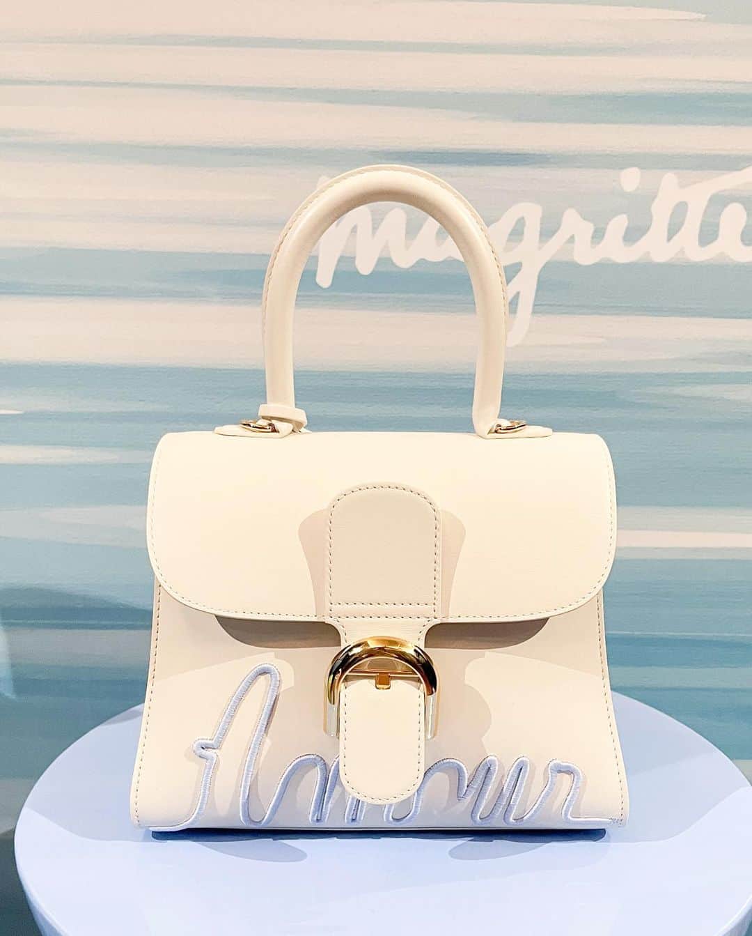 Ruby Kwanさんのインスタグラム写真 - (Ruby KwanInstagram)「To celebrate 125 Years of René Magritte, the master of Surrealism and one of the greatest Belgian artists of all time, Delvaux expands its iconic Magritte collection with a capsule dedicated to the twin loves of his life -  his wife Georgette Berger and his art.   With the collection’s exclusive launch in Asia, Delvaux will be the first brand in the world to bridge the real and the fantastical by exhibiting 7 of Magritte’s iconic works never-before-shown to the public in Hong Kong and Seoul. 🍏🦢🎩  Come to @k11musea Delvaux to see the amazing collection and the 7 pieces of Magritte art. They are from private collection, which may simply be a once-in-a-lifetime encounter. 🙈😍🖼️  Stay tune to my next post for the details of the art. 🩵  @Delvaux #Delvaux #DelvauxMagritte   Outfit: Bag - #delvauxss23 #tempête #tempetecrushjumpingcalf #delvauxtempete  Wardrobe - #saintlaurentblazer #balmain top & skirt #chanelshoes   #rougeclosetxdelvaux #renemagritte #georgetteberger #magritte #RenéFrançoisGhislainMagritte #surrealism #artandluxury」8月6日 23時13分 - rougecloset