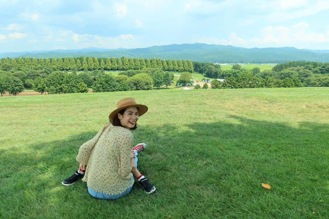 福田メイコのインスタグラム：「家族と夏旅行 小6甥っ子くん、俺写真うまいから！ってたくさん撮ってくれてた🥴🩵 いつまで撮ってくれるかな…🥴 バイバイしたあと余計可愛さ増すの。この現象名前あるはず  また明日からがんばる🏳️  #叔母の投稿 #体力の限界で座って遊んでみるもすぐ走らされる #牧場で買った3千円の麦わらと汗と全力の😉 #810」