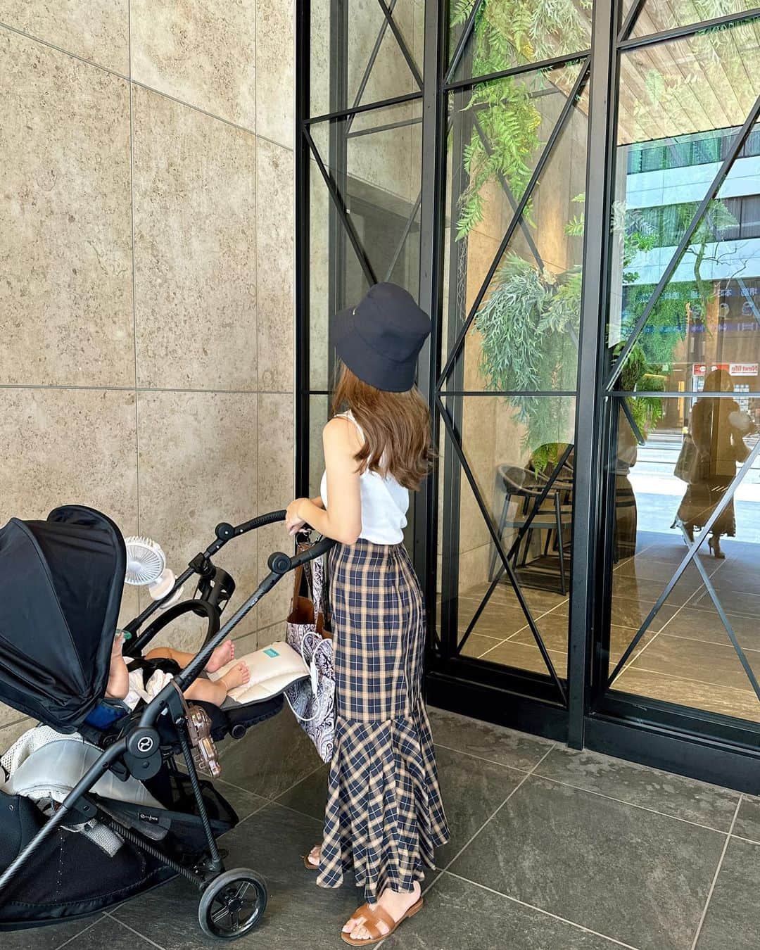 Akaneのインスタグラム：「. ママン🧑🏻にそのスカート スタイル良く見えるなぁと言われて嬉しい🤭🤍 ハイウエスト最強🤝🏻  秋になったら、タートルネックとショートブーツ 合わせて着たい🤔💭🤎  スカートはzozotown限定アイテムで 1000円offクーポン出ています♡ @nostalgia_zozotown   #いつかの服#低身長コーデ #女の子ママ#ママコーデ  #nostalgiajp#ノスタルジア#noszozo」