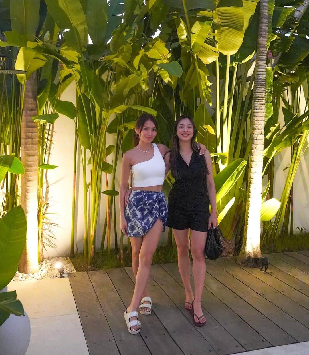 Kathryn Bernardoのインスタグラム：「Choose your Bali wardrobe: team feminine vs team menswear! 🤓」