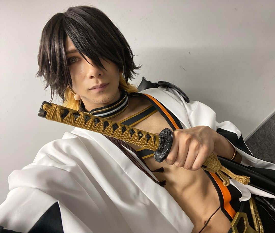 松田岳さんのインスタグラム写真 - (松田岳Instagram)「舞台『#刀剣乱舞』 七周年感謝祭 -夢語刀宴會- 長曽祢虎徹役として 千秋楽公演にシークレット出演させて頂きました。  そして 舞台『#刀剣乱舞』新作公演 2024年6～7月、東京・大阪・福岡にて上演決定致しました  加州清光：#松田凌 大和守安定：#植田圭輔 和泉守兼定：#田淵累生 堀川国広：#小西詠斗 長曽祢虎徹：#松田岳 監査官：#内藤大希  連綿と続く歴史に恥じぬ働きを致します。  #刀剣乱舞  #刀ステ」8月6日 23時20分 - matsuda.gaku