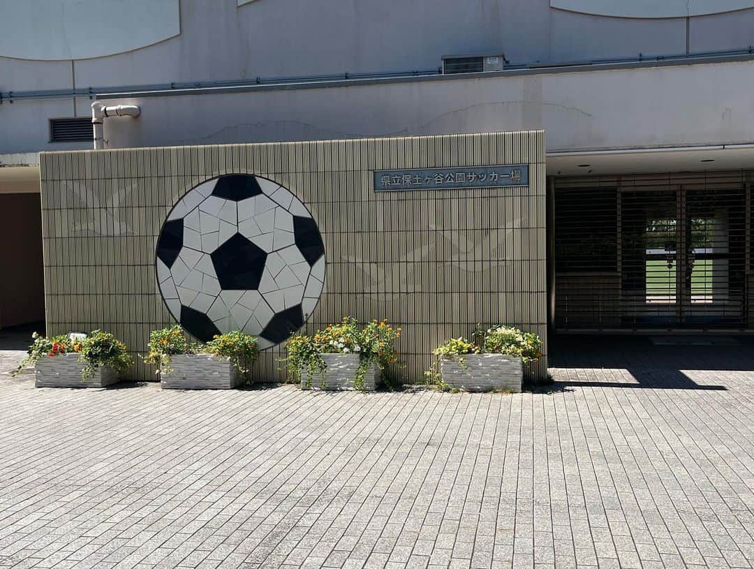 中里さや香のインスタグラム：「この前、知り合いのサッカー試合を観に保土ヶ谷公園サッカー場に行ってきました😊✨  甥っ子がサッカー好きで、大人の方々がキックの仕方やPK、リフティングの練習方法とか教えてくれてすっごく楽しそうでよかった😌💓 天然芝なのも良かった！✨  保土ヶ谷公園て大きいの、初めて知りました笑  #サッカー#サッカー少年#soccergame#soccer #サッカー観戦 #保土ヶ谷公園サッカー場」