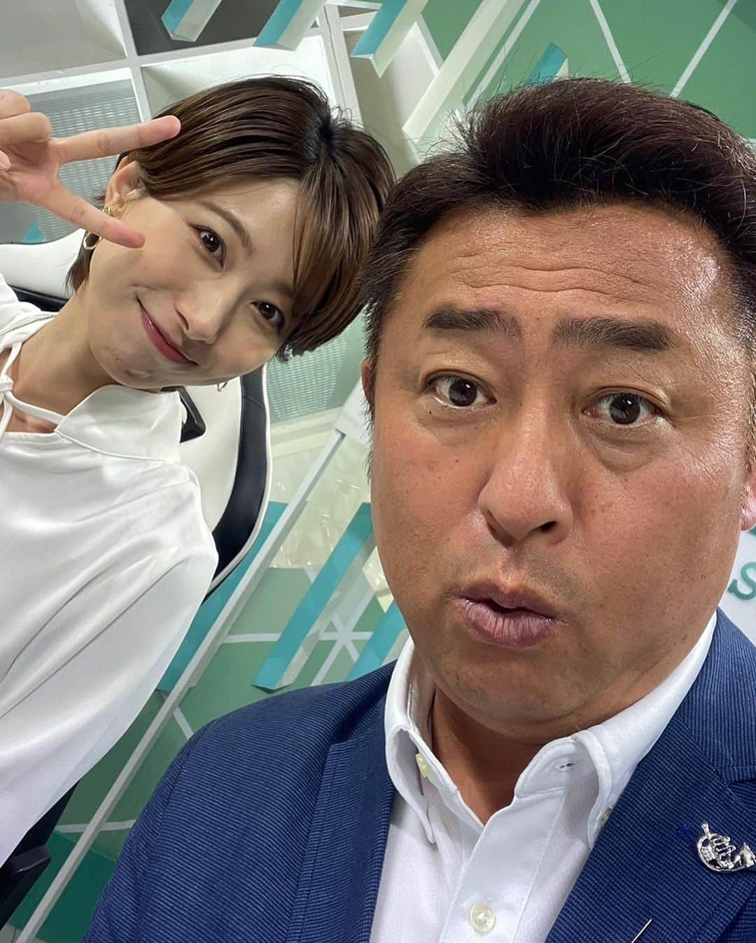 海老原優香さんのインスタグラム写真 - (海老原優香Instagram)「素敵なショートヘアやねぇー🤩  と岩本さんが撮ってくださいました🫶🏻  たまに、真似して切りました！と 教えてくださる方がいて嬉しいです☺️✨  #プロ野球ニュース #久々の#岩本勉 さんと#日曜日 #ありがとうございました #懐かしの写真も発掘 #ショートヘア#ロングヘア」8月7日 10時16分 - ebioffi