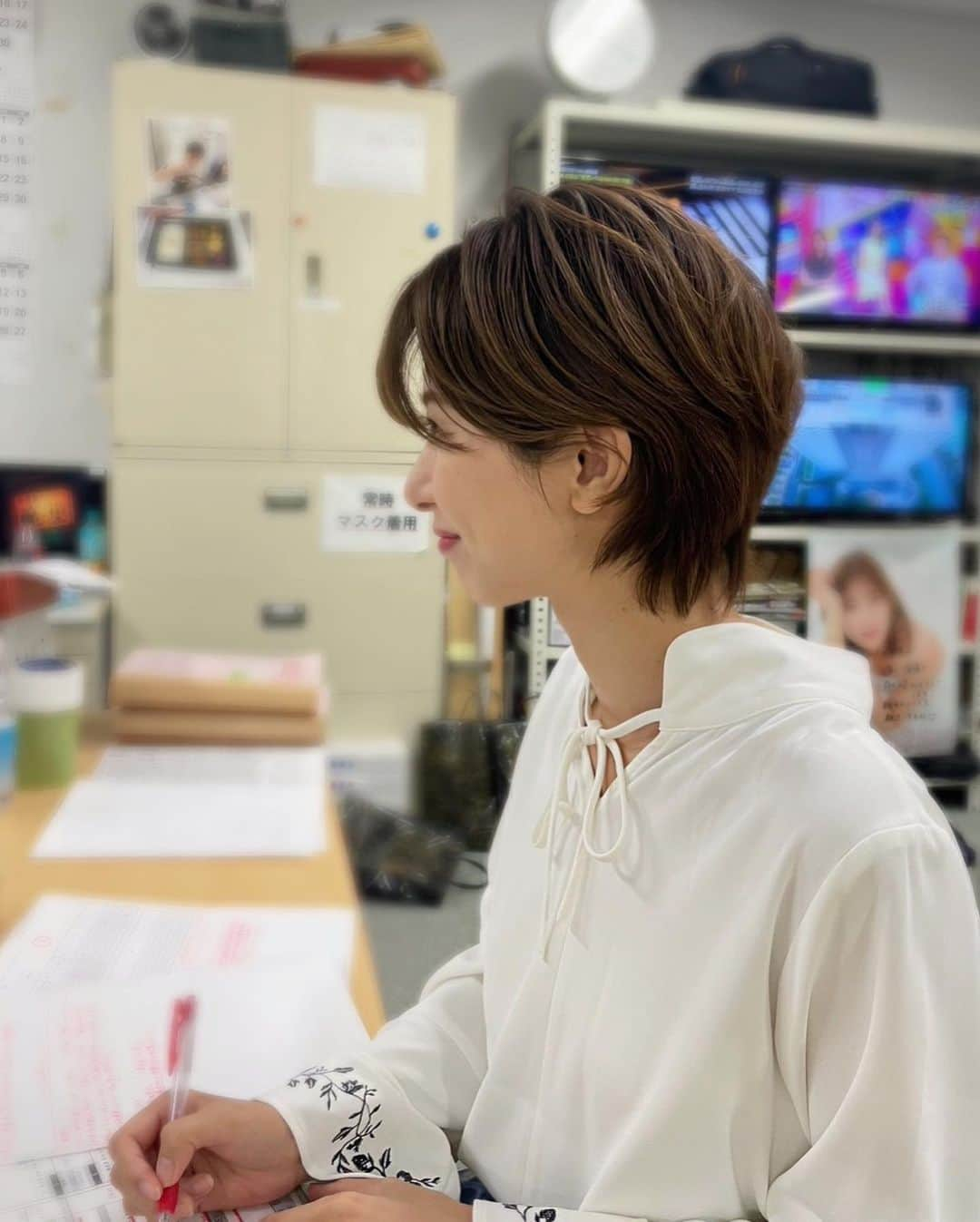 海老原優香さんのインスタグラム写真 - (海老原優香Instagram)「素敵なショートヘアやねぇー🤩  と岩本さんが撮ってくださいました🫶🏻  たまに、真似して切りました！と 教えてくださる方がいて嬉しいです☺️✨  #プロ野球ニュース #久々の#岩本勉 さんと#日曜日 #ありがとうございました #懐かしの写真も発掘 #ショートヘア#ロングヘア」8月7日 10時16分 - ebioffi