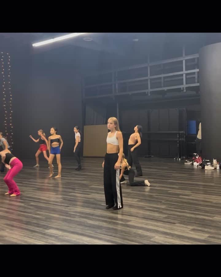 サニー・ペラントのインスタグラム：「What a weekend! I had so much fun @entitycontemporarydance !! Can’t wait till next time! 🩶 #dancer #entity #fiveforce #ilovenicole @fivedancewear @artisticmotiondanceofficial」
