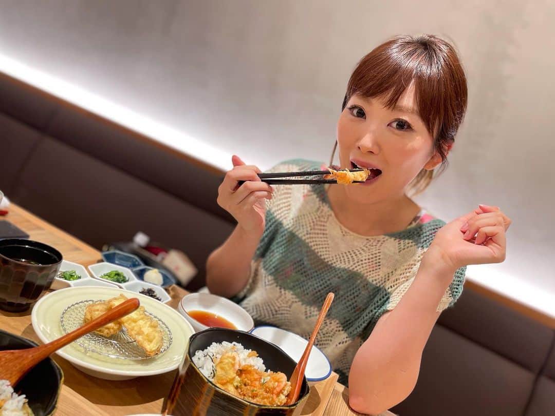 松浦まりなさんのインスタグラム写真 - (松浦まりなInstagram)「@hageten1928yaekita 東京駅にて、上天ぷらのまぶしめしを♥✨ ご飯がおかわり自由！！  茶飯にしたり、天丼にしたり、天ぷらの味をそのままで堪能したり、 薬味も沢山あるので、いろんな食べ方できるよ😁⭐  天丼が一番好み😆😂  そのまま揚げたての天ぷらを 乗せてきてくれるよ👍  #ハゲ天 #天ぷら串とまぶしめしハゲ天 #天ぷら #揚げたて天ぷら #まぶしめし #天丼 #天茶 #東京駅グルメ #東京駅ランチ #東京駅ディナー #東京駅飲み #東京観光 #八重洲グルメ #八重洲ランチ #八重洲ディナー #八重洲飲み #グランスタ東京 #グランスタ八重北 #八重北食堂 #tempura #tokyotempura #PR」8月7日 10時18分 - matsuura.marina