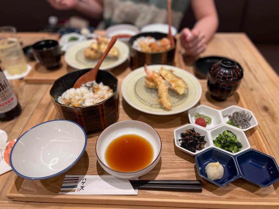 松浦まりなのインスタグラム：「@hageten1928yaekita 東京駅にて、上天ぷらのまぶしめしを♥✨ ご飯がおかわり自由！！  茶飯にしたり、天丼にしたり、天ぷらの味をそのままで堪能したり、 薬味も沢山あるので、いろんな食べ方できるよ😁⭐  天丼が一番好み😆😂  そのまま揚げたての天ぷらを 乗せてきてくれるよ👍  #ハゲ天 #天ぷら串とまぶしめしハゲ天 #天ぷら #揚げたて天ぷら #まぶしめし #天丼 #天茶 #東京駅グルメ #東京駅ランチ #東京駅ディナー #東京駅飲み #東京観光 #八重洲グルメ #八重洲ランチ #八重洲ディナー #八重洲飲み #グランスタ東京 #グランスタ八重北 #八重北食堂 #tempura #tokyotempura #PR」