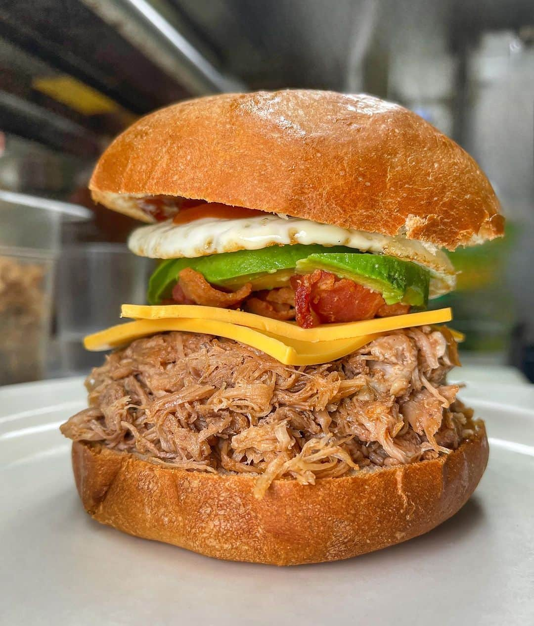 alohatable_waikikiさんのインスタグラム写真 - (alohatable_waikikiInstagram)「Open wide!!! This Kalua Pork Burger will hit every taste bud in your mouth 🤤   #zetton #pork #kalua #sandwich #honolulu #hawaii #waikiki #sunday #sundayfunday」8月7日 8時48分 - alohatable_waikiki