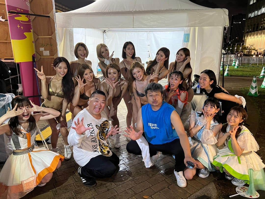 大谷ノブ彦のインスタグラム：「昨日はお台場で TOKYO IDOL FES TIFで 恒例の IDOL CLUB NIGHTという枠に出させてもらった  更にお昼に プロ野球トークという コーナーで司会もやらせてもらった  どちらもめちゃくちゃ楽しかったです 暑い中 皆さんありがとうございました  アイドルの皆さんが語る プロ野球トークがまた楽しくて みんなの反射神経がいいのよね  来年は長い時間やりましょうとか 言ってました 定番になるといいなぁ  夜のDJは 恒例 スマイルステージでなんですが  今年も アプガとアプガ(2)に助けてもらった 時間が例年より少なくなったけど このくらいが一番楽しいかもなぁと 暑いしね  しかし 声が出せるっていいねぇ  僕らが出たところの前の方のブロックで ライブをやってた声優の芹澤優さんの ステージは凄まじかったですね  この感じ久しぶりだなぁと やっぱりアイドルが主役にみえて お客さんも主役なんだよなぁと  この感じ 横浜アリーナで 今度ある @JAM EXPOでも大事にしなきゃなぁと  あと昼間に feelNEOさんがご挨拶に来てくれた 岡山のアイドルグループ feelNEO  去年最後の最後に 彼女たちの『エガオガイチバン』をかけたんだけどねぇ 岡山では何回がご一緒させて とにかく楽曲いい パフォーマンスめちゃくちゃいいでしたから TIFが目標だと 言ってたし 今年出れたってのを喜んでて 楽屋にわざわざ顔出してくれて どんだけいい人なんだよと思いつつ 出演本当によかったなぁと  結構 ローカルのご当地アイドルとも お仕事一緒になるんだけど 彼女たちと違う現場でまた 再び再会するってのがね 本当に本当に嬉しいのよね  あと 昨日は Cyber Japanさんとも写真撮らせてもらって 大地さんは元々大ファンで 写真撮らせてもらって そこに俺までお邪魔させてもらったけど なんだか申し訳なかったねぇ  しかし ステージはめちゃくちゃカッコよかった  アイドルたちもステージ しっかり凝視してて それがよかった  SEXYって カッケーなって思ったのね  もちろんそれぞれみんな違うんだけどね TIFとかは そのそれぞれの良さを堪能できるからいいやね  あと毎年思うのは はじめて来たって人が多いんだよね そこはすごく新鮮 古参の人が楽しみ方をリードしてるっていうか あの光景が一番好きかも  8/6でしょ？ すごく戦争から一番遠い景色だよ あの楽しんでるフロアの感じ やっぱりエンタメがいいよ 圧倒的にいい  また来年も呼んでもらえたら あの空間をね 作りたい  あっ まずは 川崎だ チッタで @JAM MEETS 深夜のオールナイトね  ここ来てみて すごく優しくて楽しいので 待ってます〜  皆さんお疲れ様でした〜  #アプガ #アプガしか勝たん #アプガ2 #アップアップガールズ #アップアップガールズ2 #TIF #TIF2023 #feelNEO #CYBERJAPANDANCERS #サイバージャパン #最後サイバーエージェントジャパンって言ってごめんなさい」