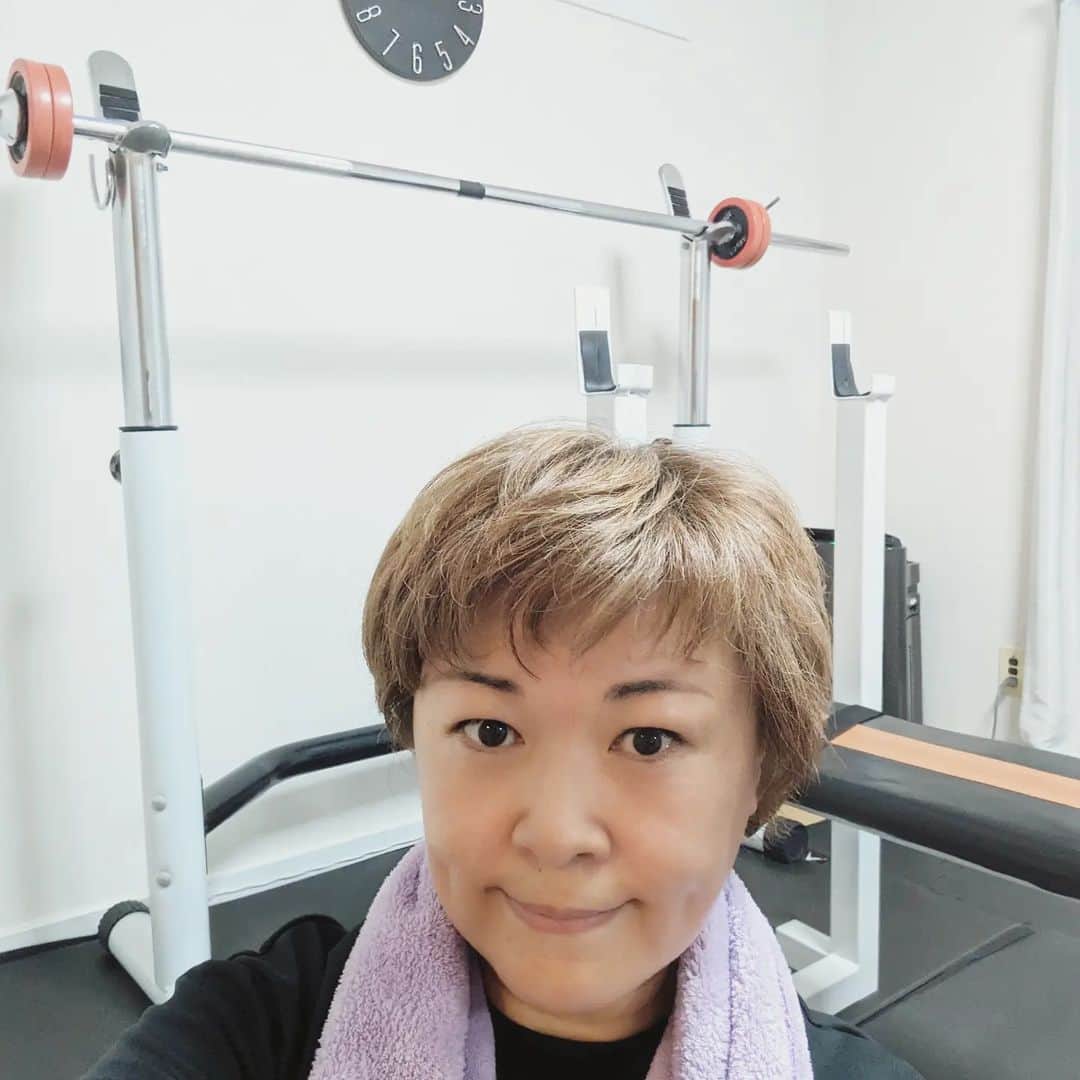 島田佳奈のインスタグラム：「昨日もちゃんとパーソナルトレーニング行ったよ！（22回目）。 たった1日でもパフォーマンスが変わる。中6日より中5日、間隔はなるべく空けないほうがいい。とはいえ週2は時間的に難しいので、自宅トレを適宜追加しよう（決意）。  #疲れ気味な顔を光で飛ばす作戦」