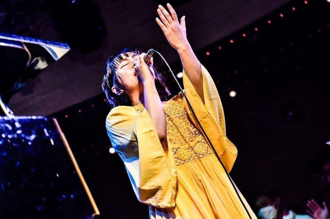 のインスタグラム：「🎊満員御礼🎊 本当に心から感謝です✨ 近藤夏子ワンマンライブ-オトナツコ西の陣- 無事終わりました💖 全身全霊。魂まで全て。を捧げて歌った🎤✨ そして、しゃべった🎙️✨w  私を好きで集まってくれてる。というより、私を応援したくて集まってる。ってるいうのをステージの上からすごく感じるみなさんの視線や拍手に、何度も何度も感動して、感謝しました🫶  そして何より自分が楽しくて楽しくて楽しくて楽しくて楽しく楽しすぎて☺️w もちろん楽しいだけじゃなくて、集中力が必要な場面も多々あったりしたけど、、それもLIVE‼️ その時の自分が、できることをやる。 心込めて、来てくれた皆様へ届ける。 これはしっかりできました💓  昨日はグランドピアノでのパフォーマンスで、これもまた最高すぎたし、カバー曲もたっぷりで最高だったなぁ🤤  はじめて来てくれたって人も本当にたくさんで、それも嬉しかった。 もちろんいつも来てくれるみんなも、今回来れなかったみんなも、とにかくもうさ、、、 愛してます🙋‍♀️w  いつも思う。 この感謝をもっともっともっと伝えたい。まだまだ伝えたい。足りない。どうしよう。。ってw  いつも精一杯の気持ちをステージで表現してます🌙 次のリリースが決まったことも発表できたし、この先も応援したいと思ってもらえるような自分でいたいです✨  また会いましょう❣️ 本当にありがとうございました。 #近藤夏子 #シンガーソングライター #おしゃべりモンスター」