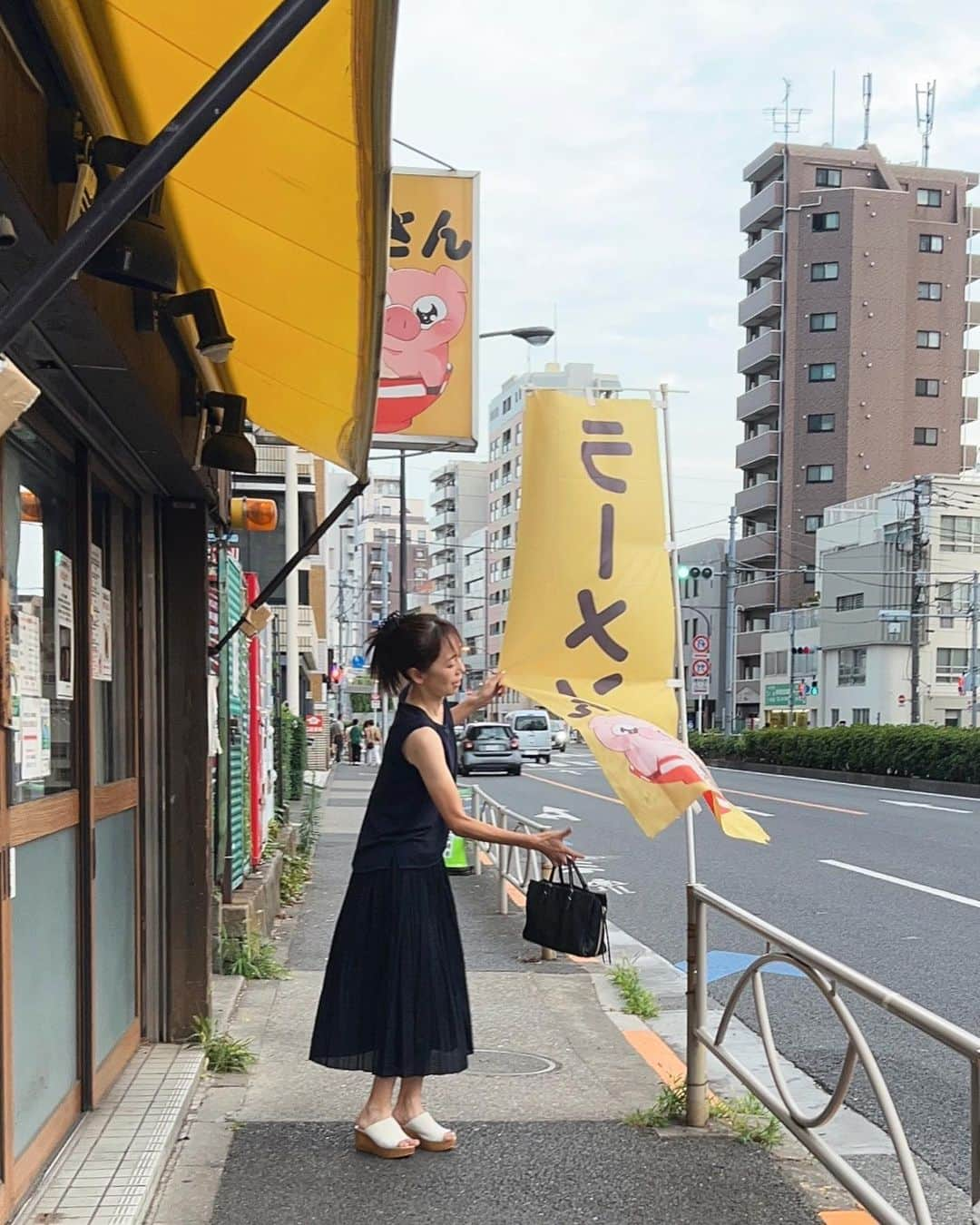 葉月里緒奈さんのインスタグラム写真 - (葉月里緒奈Instagram)「ぶぅさんと私を撮って〜と夫にお願いしたら．．。 何十枚も撮って使えるのはこの一枚だけ。 あとは大体こんなのばかり(2枚目)。 #夫撮影#ぶぅさんとわたし#立ち入り禁止に目がいく#旗を直している通りすがりのおばさん#rionahazuki」8月7日 8時55分 - riona_hazuki